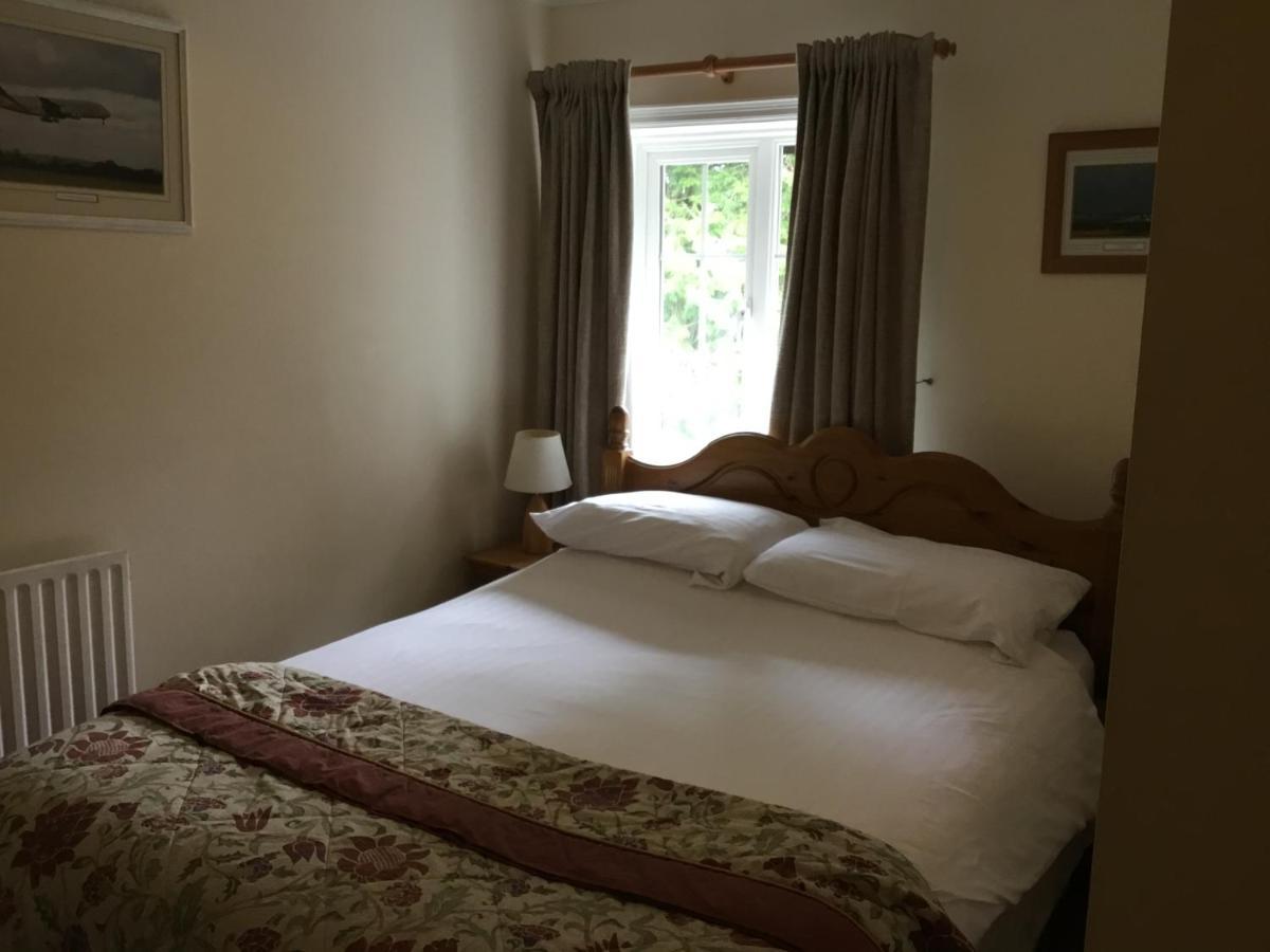 The Manor House Bed and Breakfast Crawley  Exteriör bild