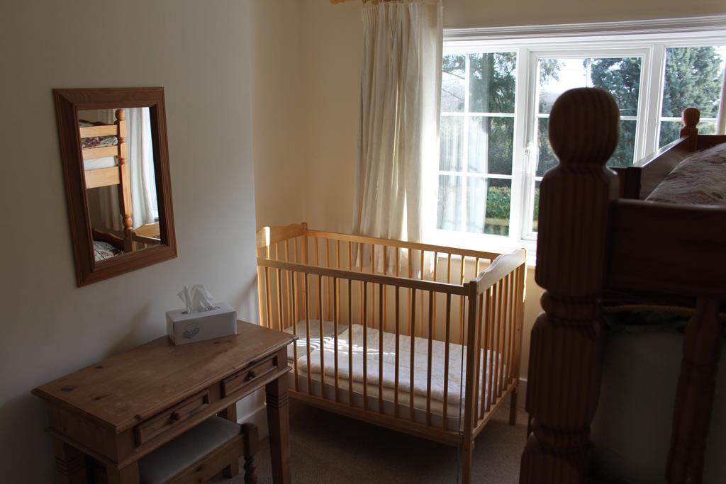The Manor House Bed and Breakfast Crawley  Exteriör bild