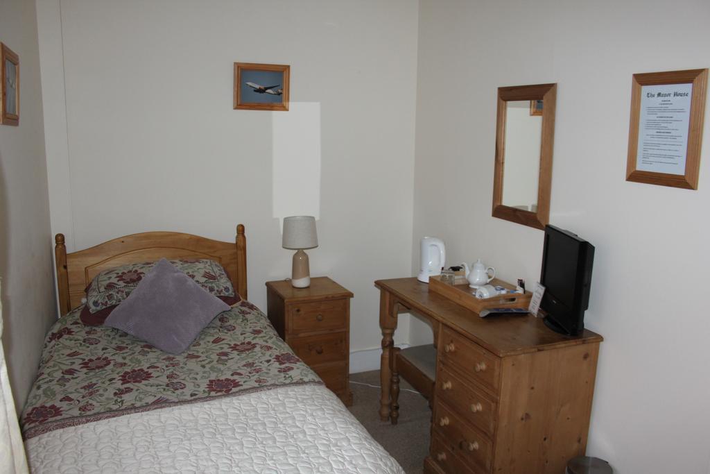 The Manor House Bed and Breakfast Crawley  Exteriör bild