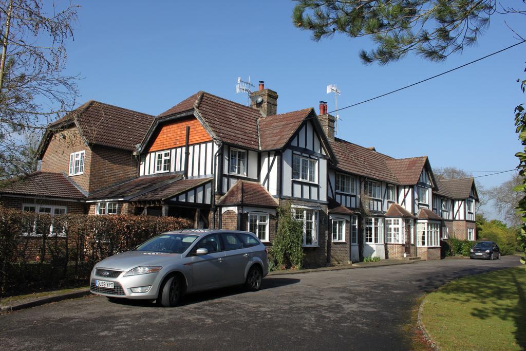 The Manor House Bed and Breakfast Crawley  Exteriör bild