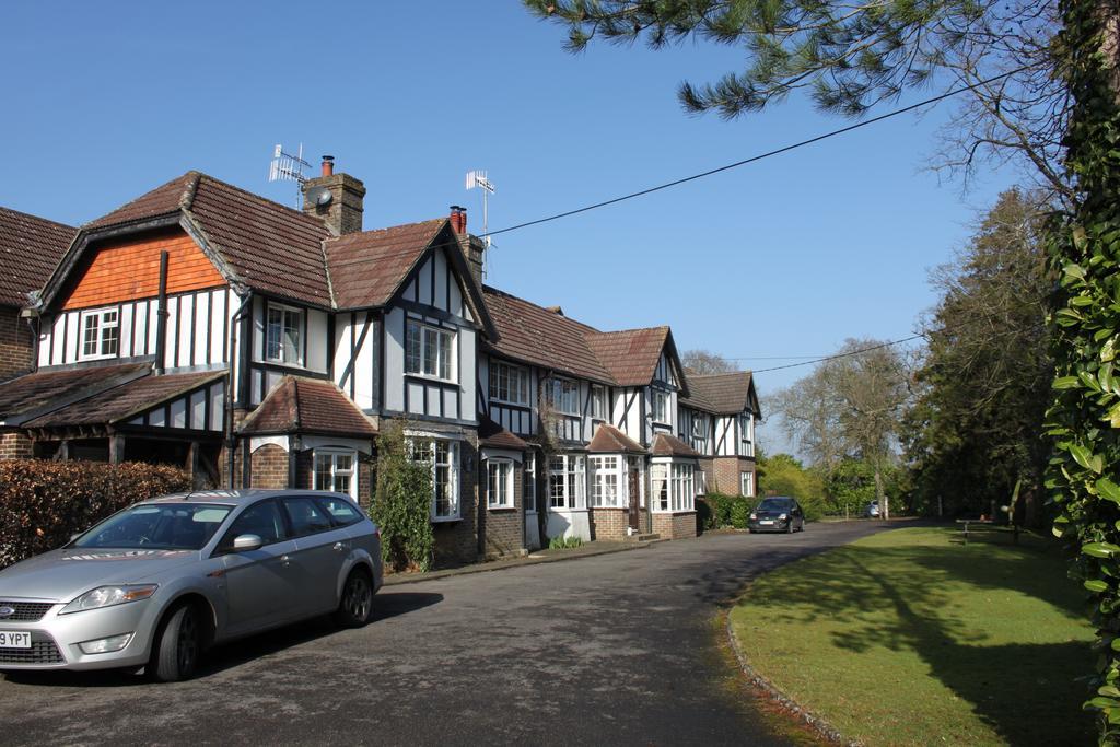 The Manor House Bed and Breakfast Crawley  Exteriör bild