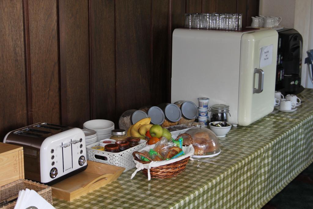 The Manor House Bed and Breakfast Crawley  Exteriör bild