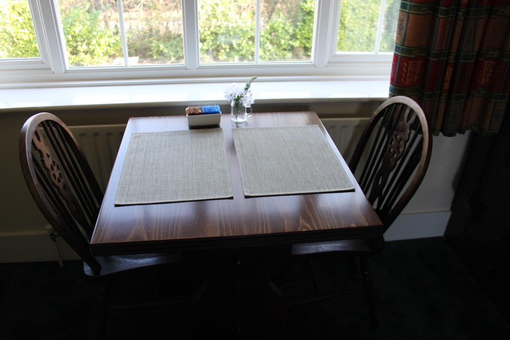 The Manor House Bed and Breakfast Crawley  Exteriör bild